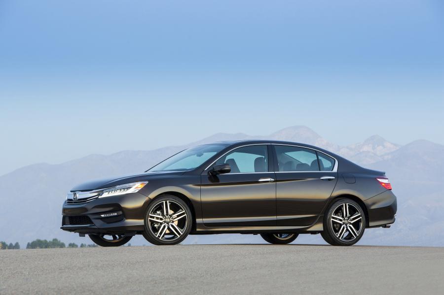  Honda Accord Touring 2016 года  (US) (фото 21 из 33)